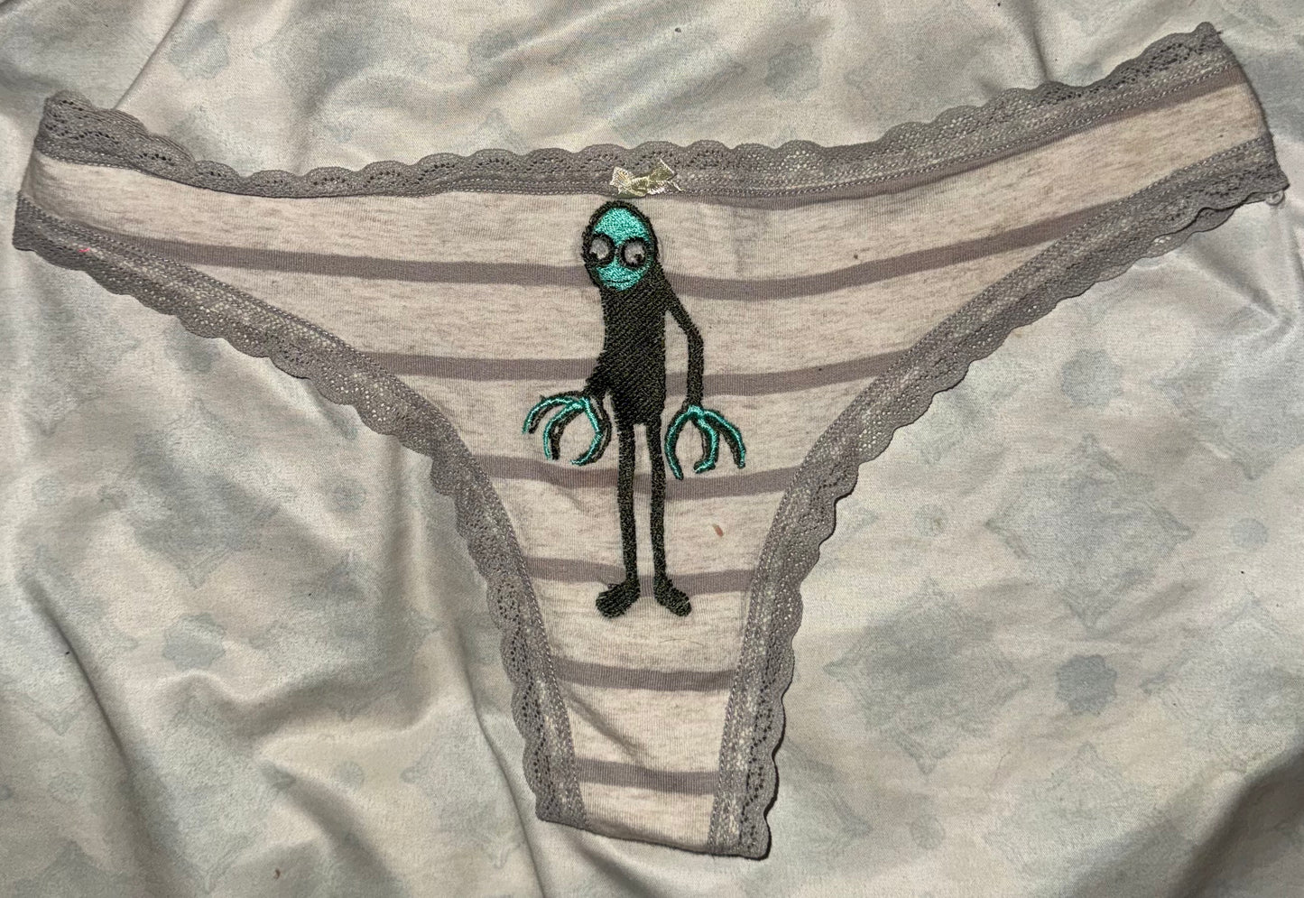 Alien thong S
